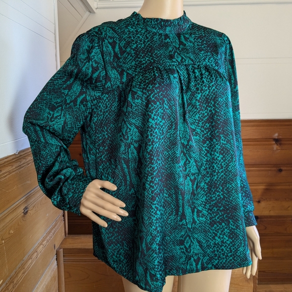Who What Wear Green & Black Snake Skin Print Top Medium - Picture 3 of 12